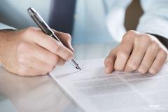 Le contrat de franchise doit être envoyé après la réception du Document d’Information Précontractuel (DIP). ©Halfpoint Que doit contenir un contrat de franchise ?
