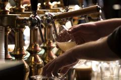 Les licences III et IV permettent de servir tous types de boissons alcoolisées, pendant ou en dehors des repas de vos clients. ©IsabellaO Quelle licence pour un restaurant ou un débit de boissons ?