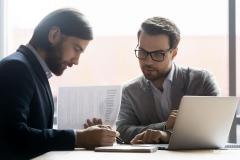 Pour mener vos négociations, vous pouvez vous faire accompagner d'un courtier ou d'un avocat spécialisé dans les locaux professionnels. ©Fizkes Comment mener les négociations d’achat d'un local commercial ?