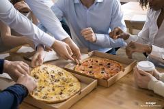 En fonction de vos locaux, vous pouvez aménager un restaurant d’entreprise ou fournir des tickets restaurant à vos salariés. ©Fizkes Quelles sont les règles pour la pause déjeuner en entreprise ?