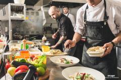 Si vous ou vos employés êtes sans expérience, vous devrez suivre une formation sur l'hygiène alimentaire. ©XartProduction Bar, food truck, restaurant : quelles sont les règles d’hygiène et de sécurité ?