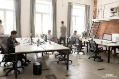 Si vous avez des espaces vides, les sous-louer vous permettra de réduire votre loyer et vos charges. ©Fizkes Sous-louer une partie de ses bureaux : une solution pour faire des économies !