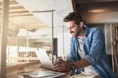 Un homme devant son laptop