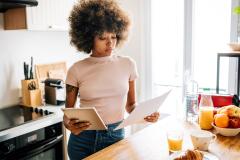 Une femme dans sa maison