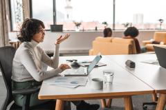 Une femme qui fait du coworking