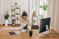 femme travaillant dans ses locaux