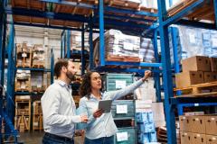 Comme leur nom l’indique, les entrepôts logistiques servent à stocker des produits destinés à être distribués. © alvarez – Getty Images