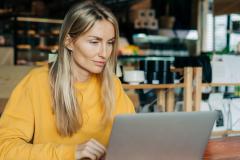 femme devant son ordinateur calculant la révision du loyer de son bail commercial