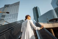 Une femme, se rendant à son travail dans la capitale.