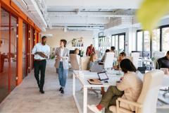 L’aménagement des bureaux joue un rôle essentiel pour garantir la confidentialité au travail. © miniseries - Getty images