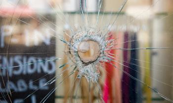 La vitrine de votre magasin a été cassée, qui paye pour les réparations ?