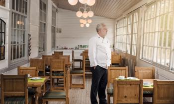 Un restaurateur dans sa salle vide