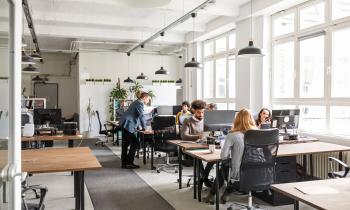 Des salariés travaillant à leur bureau dans un open space.