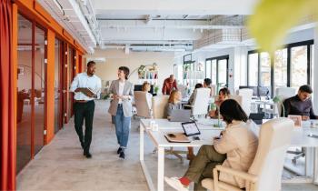 L’aménagement des bureaux joue un rôle essentiel pour garantir la confidentialité au travail. © miniseries - Getty images