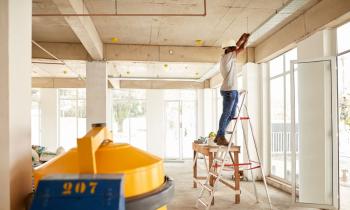 La rénovation d’un local commercial est une étape stratégique, que ce soit pour créer une nouvelle activité ou redonner un coup de frais à un point de vente existant. © AJ_Watt - Getty images