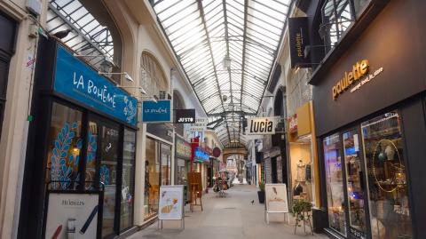 Des magasins dans une galerie marchande. 