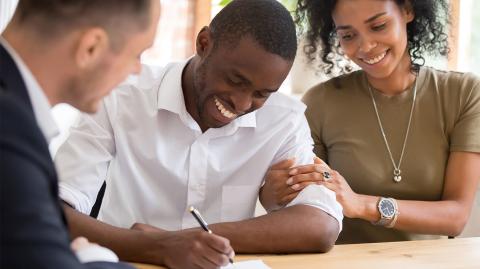 Un couple signe un contrat