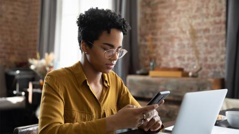 Une femme devant son ordinateur portable