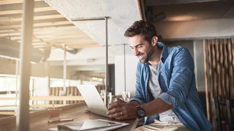 Un homme devant son laptop