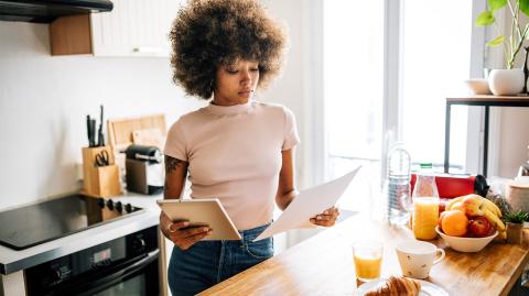 Une femme dans sa maison