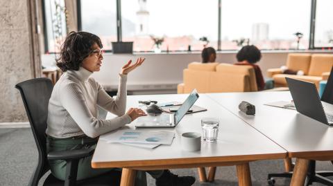 Une femme qui fait du coworking