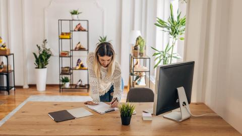 femme travaillant dans ses locaux