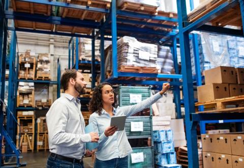 Comme leur nom l’indique, les entrepôts logistiques servent à stocker des produits destinés à être distribués. © alvarez – Getty Images