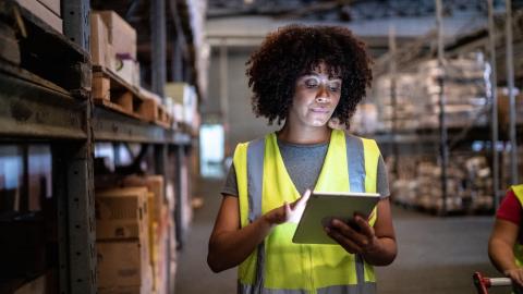 femme sur tablette dans entrepôt écologique