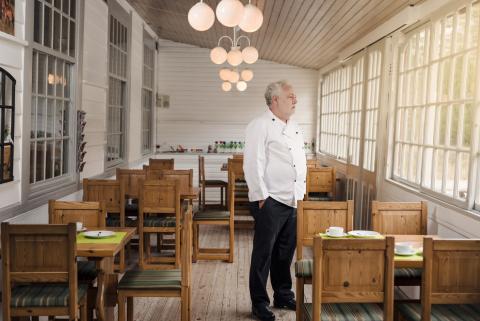 Un restaurateur dans sa salle vide