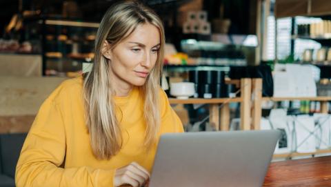 femme devant son ordinateur calculant la révision du loyer de son bail commercial