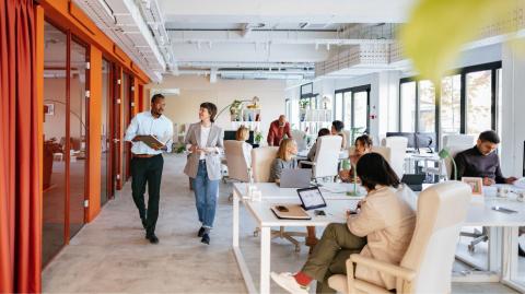 L’aménagement des bureaux joue un rôle essentiel pour garantir la confidentialité au travail. © miniseries - Getty images