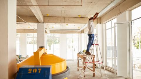 La rénovation d’un local commercial est une étape stratégique, que ce soit pour créer une nouvelle activité ou redonner un coup de frais à un point de vente existant. © AJ_Watt - Getty images