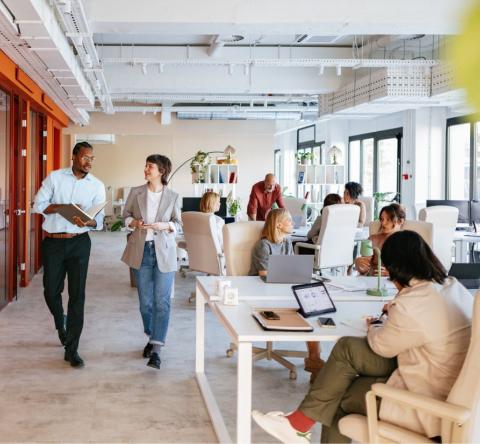 L’aménagement des bureaux joue un rôle essentiel pour garantir la confidentialité au travail. © miniseries - Getty images