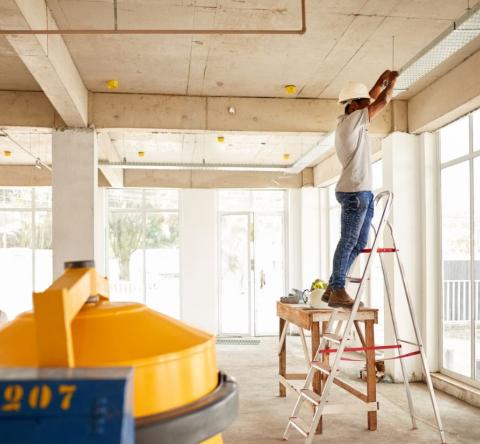 La rénovation d’un local commercial est une étape stratégique, que ce soit pour créer une nouvelle activité ou redonner un coup de frais à un point de vente existant. © AJ_Watt - Getty images